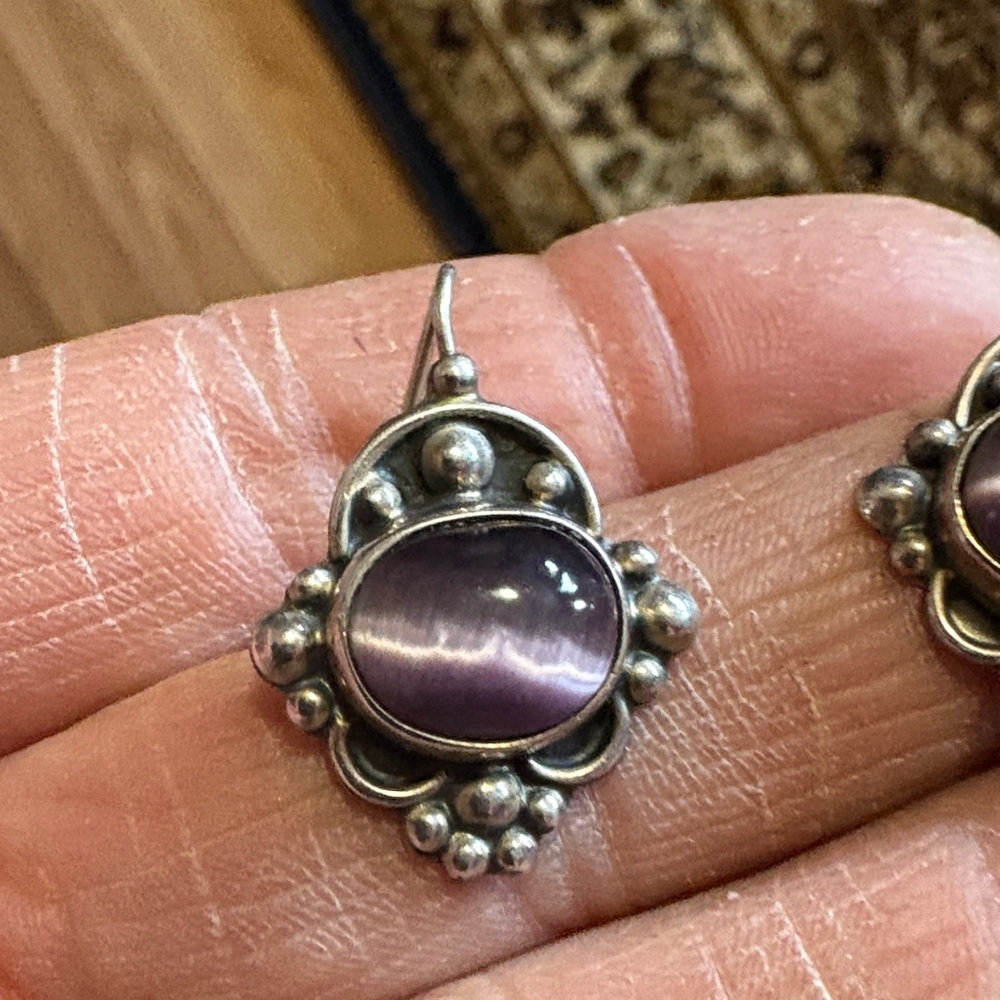 VINTAGE 90s ATI MEXICO .925 STERLING SILVER PURPLE TIGER'S EYE HOOK 1" EARRINGS - Picture 2 of 10
